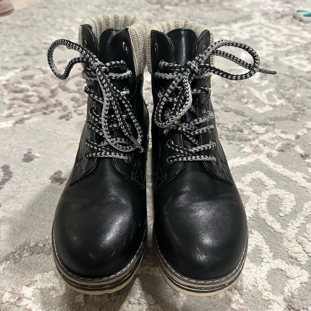 Toms women’s extreme weather ankle boot. Black size 6.